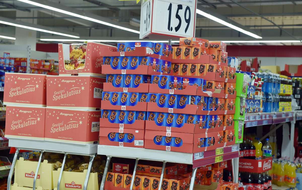 In den Discountern und Supermärkten geht es teilweise schon wieder weihnachtlich zu. Foto: Jens Kalaene/dpa