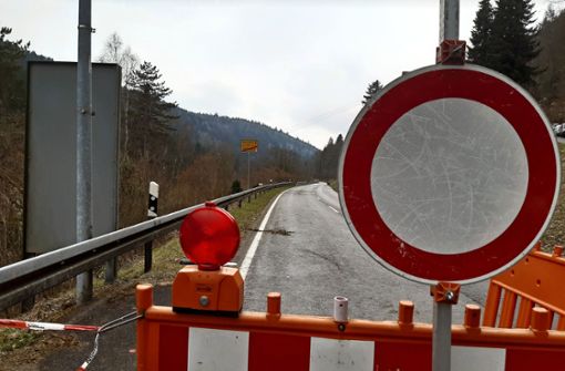 Seit dem 23. Januar ist die Bundesstraße zwischen Hirsau und Oberreichenbach wegen Forstarbeiten gesperrt. Das sorgt nicht zuletzt sonntags für Probleme. Foto: Klormann