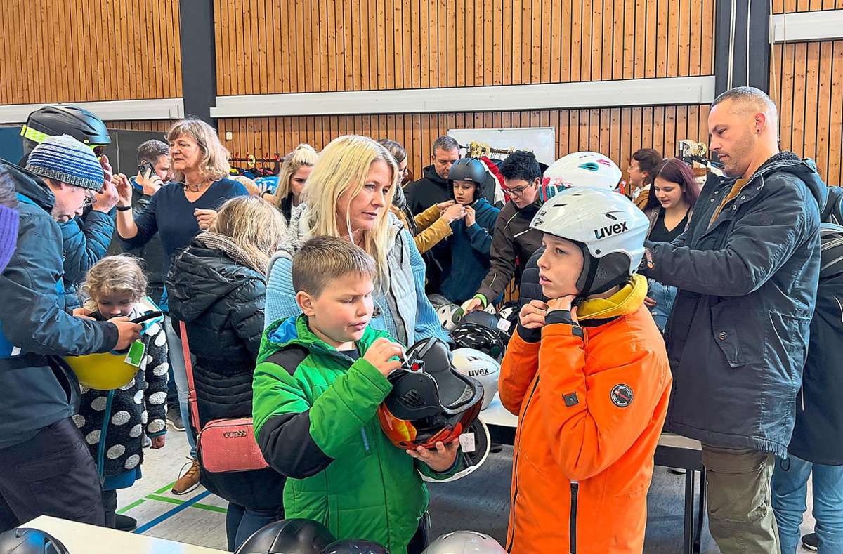 Zahlreiche Schnäppchen gab es beim Ski-Flohmarkt der Nagolder VfL-Wintersportler – der jetzt schon seit 50 Jahren angeboten wird. Foto: Priestersbach