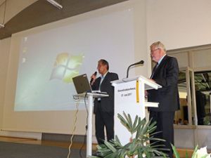 Bei der Konferenz:  Günter Bauer (links) vom Sozialamt  und Kreisseniorenrats-Vorsitzender Norbert Pietsch.  Fotos: Werthenbach Foto: Schwarzwälder-Bote