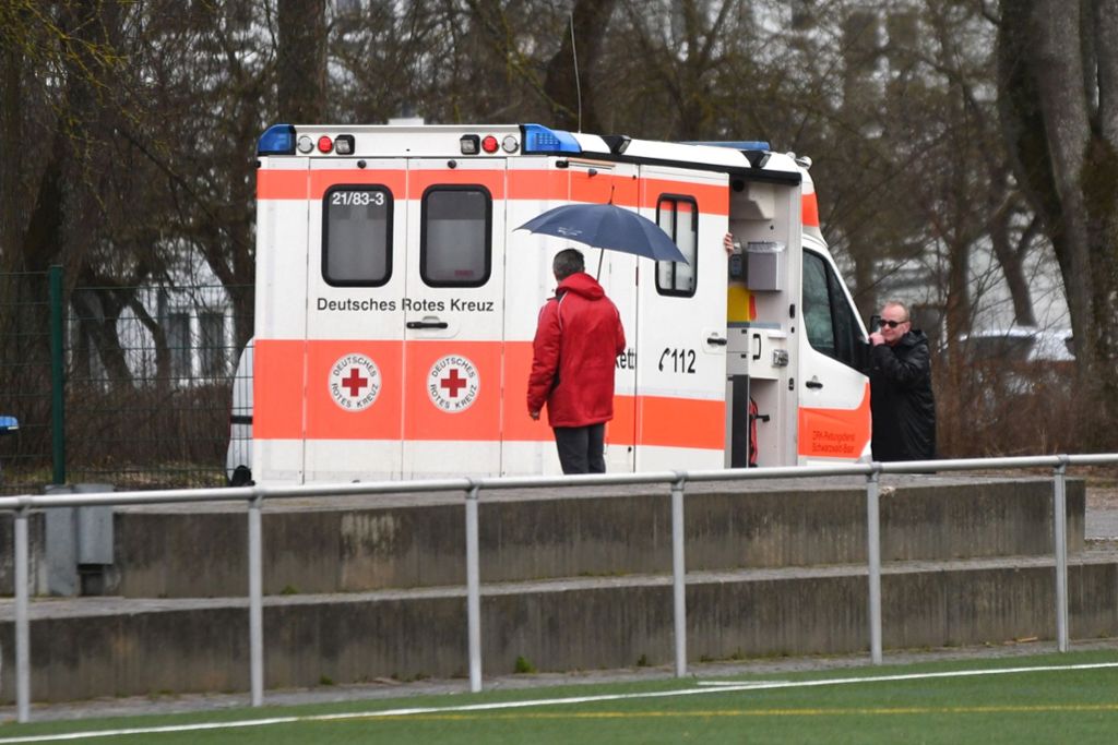 Nach einem Zusammenprall zweier Spieler musste der Rettungswagen kommen.  Foto: Morat