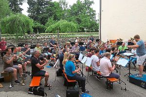Im Schlosshof – so wie hier bei der Generalprrobe  – spielt der Musikverein Geislingen am morgigen Freitag auf – bei gutem Wetter. Foto: Renz Foto: Schwarzwälder-Bote