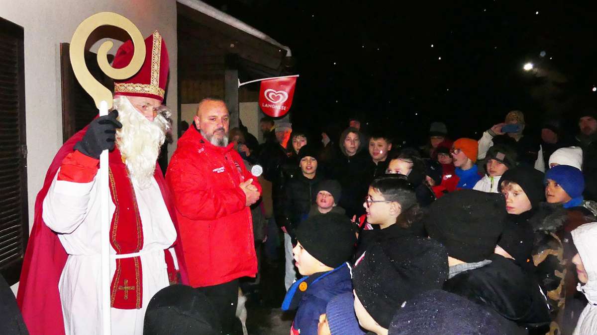 Riesig war der Andrang der deutschen – und ukrainischen – Kinder bei der ersten Großen Weihnachtsfeier des FV Rot-Weiß.
