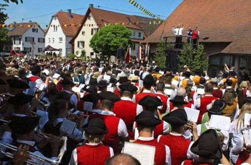 Mehrere hundert Musiker spielen in der Dorfmitte „Unser Schwabenland“ und die Nationalhymne. Foto: Marzell Steinmetz