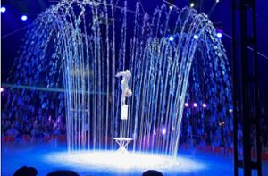 Die Wasserspiele sind das neue Markenzeichen des Zirkus Charles Knie. Sie unterstützen in dieser Szene die Handstand-Artistik von Quincy Azzario. In diesem Jahr erhielt sie beim Internationalen Zirkusfestival in Monte Carlo die weltweit höchste Auszeichnung für Zirkusartisten „den Goldenen Clown“. Foto: Bächle