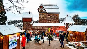 Viel los auf dem Weihnachtsmarkt in Altensteig. Die vielen Aussteller und verschiedenen Angebote locken viele Gäste an. Foto: Thomas Fritsch