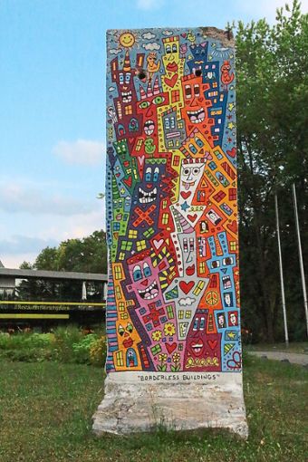 Borderless Buildings – ein von James Rizzi gestaltetes Berliner Mauerstück steht vor der Stadthalle. Foto: Thiercy Foto: Schwarzwälder Bote