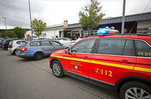 Die Feuerwehr rückte zum Aldi-Markt in Schwenningen an, um einen Gasalarm zu überprüfen. Foto: Marc Eich