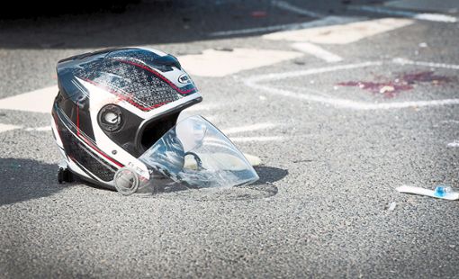 Der Motorradfahrer wurde bei dem Unfall lebensgefährlich verletzt. (Symbolfoto) Foto: Stratenschulte