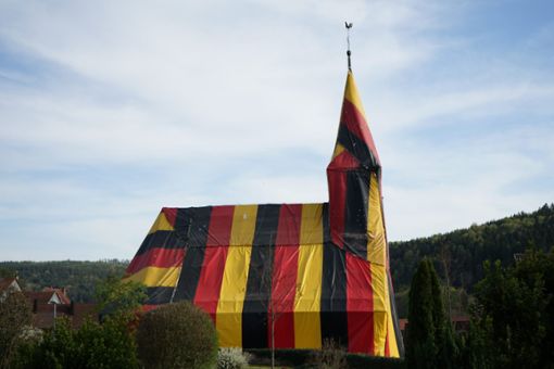Die Severuskirche ist zur Schädlingsbekämpfung eingehüllt worden. Foto: Gemeinde