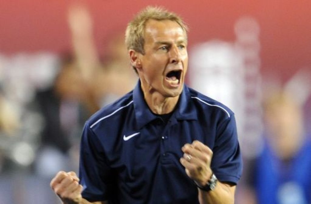 Ist mit Enthusiasmus beim neuen Job: Jürgen Klinsmann freut sich über das Tor seiner US-Jungs. Foto: dpa