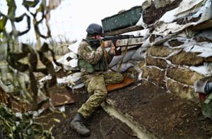 Ein ukrainischer Soldat nimmt seine Position nahe der Frontlinie zu den von Russland unterstützten Separatisten im Südosten des Landes ein (Archivbild von 2018). Foto: dpa/Evgeniy Maloletka