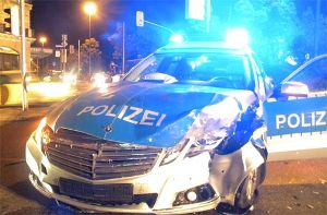 Als ein verdächtiger 30-Jähriger in seinem Auto von einer zivilen Streife am Dienstagvormittag in Stuttgart-Degerloch gestoppt werden soll, rast der Mann plötzlich davon. Erst ein Zusammenstoß mit einem Streifenwagen kann ihn stoppen (Symbolfoto). Foto: Polizei