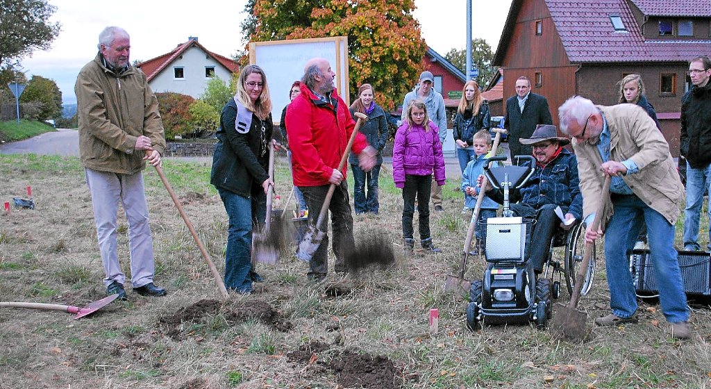 Spatenstich für das neue Haus von CVJM und evangelischer Kirchengemeinde in Langenbrand.  Foto: Fisel Foto: Schwarzwälder-Bote