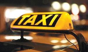 Die Täter haben das gestohlene Taxi für eine nächtliche Spritztour genutzt. Foto: view7 – stock.adobe.com
