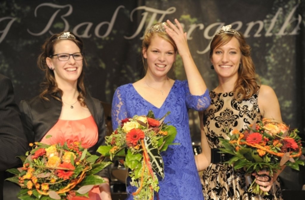 Nur eine kann Königin werden: Die Württembergische Weinkönigin Theresa Olkus (Mitte) mit den Weinprinzessinnen Franziska Leitz (links) und Larissa Schweiker. Foto: dpa