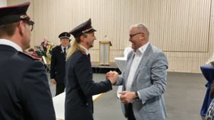 Kameraden der Feuerwehr gratulieren Bürgermeister Rudolf Fluck zur Wiederwahl. Foto: Marcel Dorer