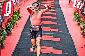 Freudestrahlend kommt Isabella Malcher beim Ironman in Zell am See ins Ziel. Es war für sie schon der vierte Ironman über die Mitteldistanz. Karriere machte Malcher allerdings als Kampfsportlerin im Muay Thai. Mit der Nationalmannschaft wurde sie Vize-Europameisterin. Foto: privat