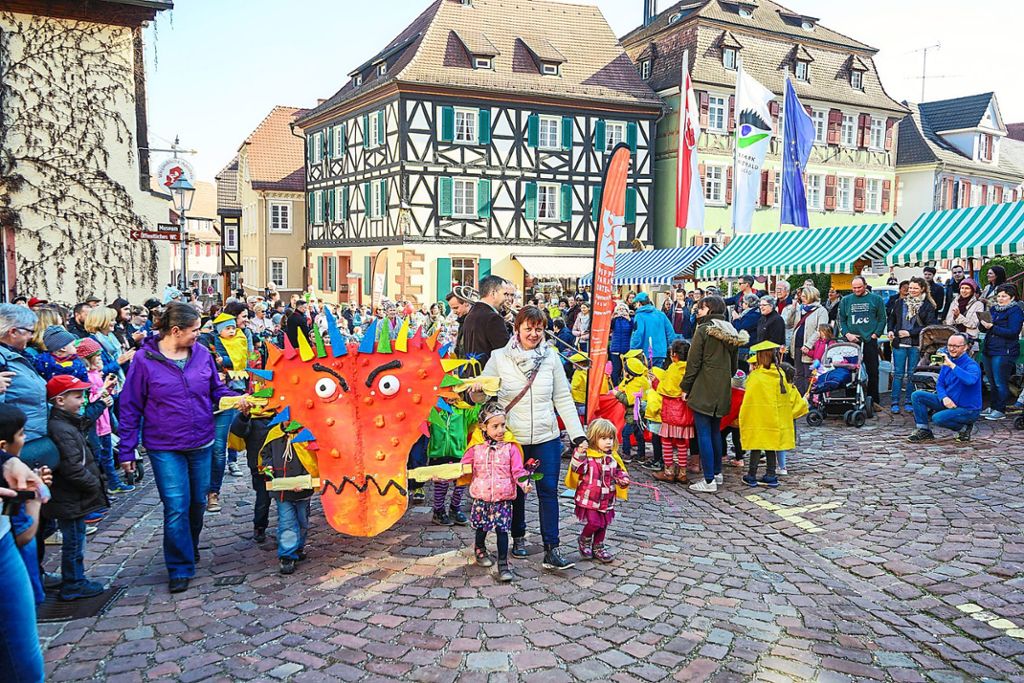 Rund 120 Kinder aus den fünf Kindergärten in Ettenheim, Altdorf und Ettenheimweiler haben die Puppenparade auf dem Rathausplatz eröffnet.