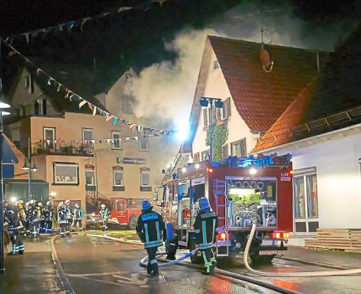 Die Feuerwehr Starzach musste am Donnerstagabend zu einem Brand in Wachendorf ausrücken. Fotos: Lück Foto: Schwarzwälder Bote