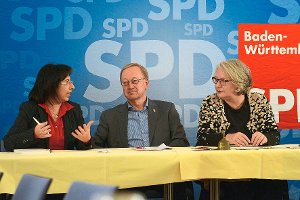 Werben in der SPD-Mitgliederversammlung für eine Willkommenskultur gegenüber den Flüchtlingen (von links): Stella Kirgiane-Efremidis sowie die Landtagskandidaten Klaus Käppeler und Angela Godawa.   Foto: Wais