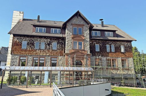 Das alte Schulhaus in Schonach wird derzeit eingerüstet. Foto: Gemeindeverwaltung Schonach