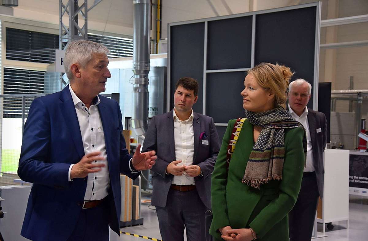 Für den Besuch nahm sie sich viel Zeit: Umweltministerin Thekla Walker im Gespräch mit Jürgen Freitag (links). Foto: Schwarz