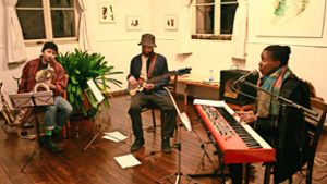 Das Trio „A Million  O Clock“ mit Benedikt Reising (Saxofon), Shane Cooper (Bassgitarre) und  Thandi Ntuli (Keyboard und Gesang) überzeugte bei ihrem Auftritt in der Galerie Treiber in Ettenheimmünster mit ihrem ganz eigenen Jazz-Stil Foto: Masson