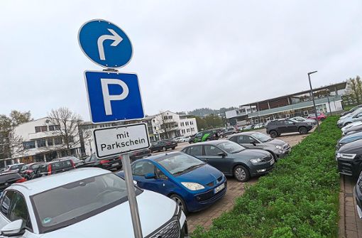 Viele Parkplätze stehen auch am Landratsamt in Villingen für Beschäftigte beim Landkreis Schwarzwald-Baar zur Verfügung – hier Autos abzustellen, soll nun aber bald mehr als dreimal so viel kosten wie bislang. Foto: Spitz