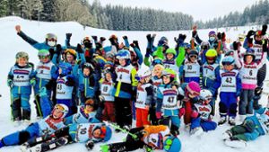 Zahlreiche Mädchen und Jungen nehmen an   Wettbewerb des Skiclubs am Dobellift teil