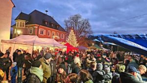 Sehr gut besucht war der Ottenheimer Wintermarkt.  An 58 Ständen waren Speisen, aber auch Dekorationen, Gestecke und Handarbeitswaren im Angebot. Foto: Lehmann