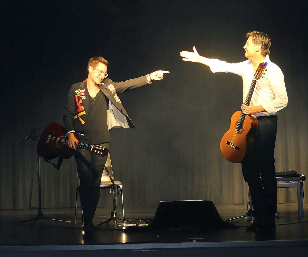 Am Samstagabend begeistert  das Gitarrenduo Alexander ­Kilian (links) und Jan Pascal alias Café del Mundo sein Publikum während 90 Minuten.