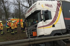 Rettungskräfte kümmern sich am Freitagmorgen um den Fahrer eines auf der Autobahn 81 bei Pleidelsheim verunglückten Lastwagens.  Foto: 7aktuell.de/Yannik Specht