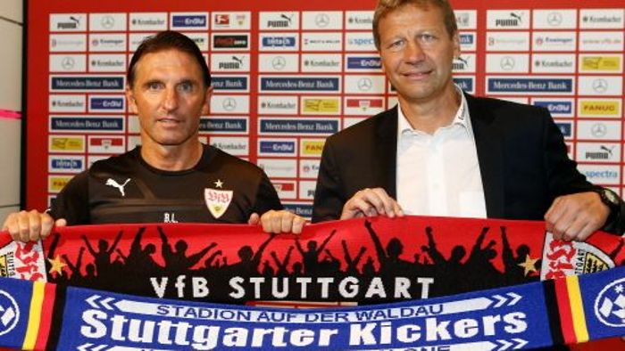VfB gegen Kickers - wenn Spieler Rot und Blau tragen