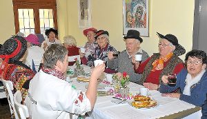 Die Senioren lachten über die vielen Wortbeiträge und sangen die Fasnetshits gerne mit. Foto: Morlok Foto: Schwarzwälder-Bote