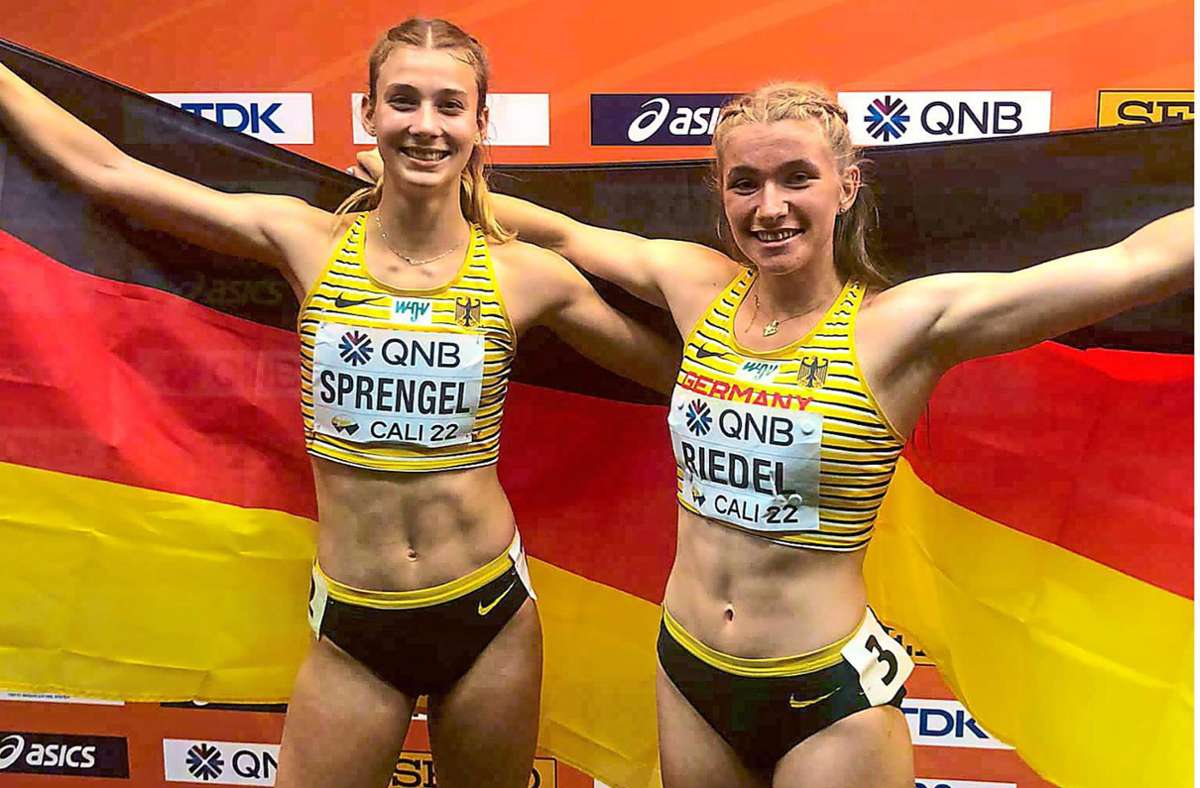 Bronze und Silber für Deutschland: Sandrina Sprengel und Serina Riedel freuen sich über ihre Medaillen bei der WM. Foto: Grundmann
