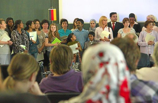Der Sitzungssaal ist voll: 211 Bürger bekamen im vergangenen Jahr ihre Einbürgerungsurkunde. 30 von ihnen gestern. Foto: Klebitz