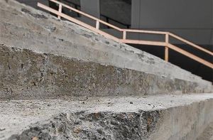 Dieser Zustand ist kein Zustand: Die marode Treppe an der Stadthalle wird durch eine neue ersetzt. Darauf hat man sich mit der Baufirma außergerichtlich geeinigt.   Foto: Maier