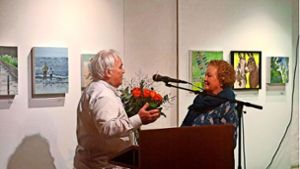 Eduard Maass überreicht Monika Schwenk Blumen Foto: Dennis Breisinger