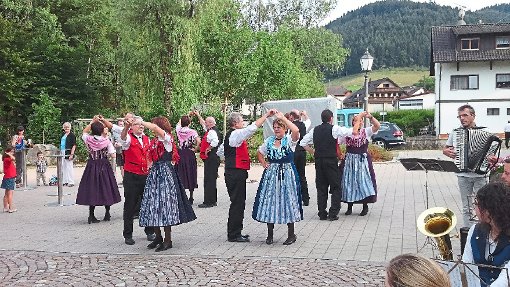 Die Trachten- und Volkstanzgruppe erfreute das Publikum mit Tänzen wie dem Mariele Walzer und dem Spinnradl. Foto: Privat Foto: Schwarzwälder-Bote