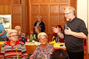 Missionsprokurator Pater Norbert Maier erzählte im Forum Älterwerden von seinen Einsätzen als Missionar in vielen Ländern der Welt. Foto: Wahl