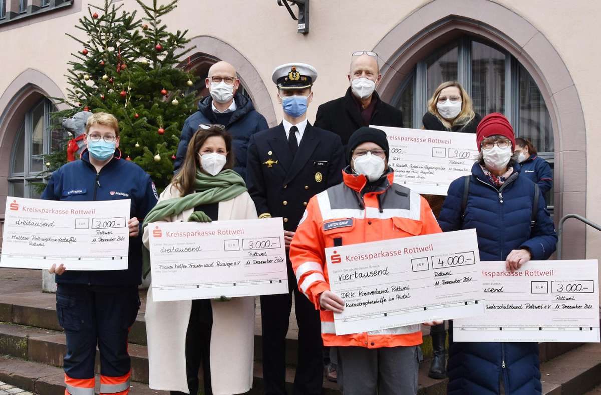 22000 Euro Spendengelder aus dem Verkauf des Marinepunschs wurden am Samstag überreicht. Foto: Siegmeier