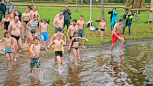 Auf gehts in den  Kirnbergsee:  Die Jüngsten sind  beim Anschwimmen bei acht Grad Wassertemperatur  die Mutigsten. Foto: Lutz Rademacher