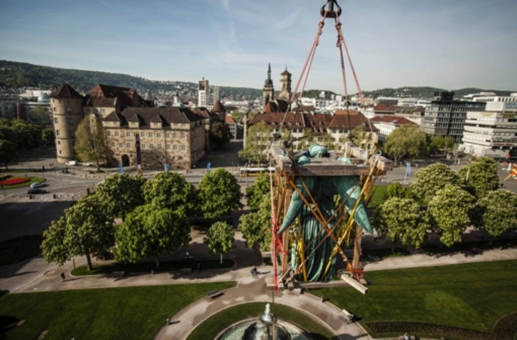 Fast ein Jahr hat die Sanierung der Jubiläumssäule auf dem Stuttgarter Schlossplatz gedauert. Nun ist Concordia wieder auf ihren Sockel gestellt worden.