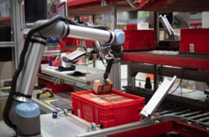 Kollobarotive Roboter, kurz Cobot, nennt Würth die Maschine, die beim Lagereinräumen hilft. Foto: Würth/Andreas Lechner