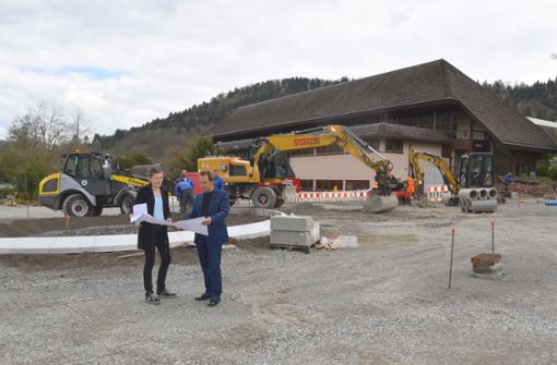 Tiefbauamtsleiterin Romy Bloß und Bürgermeister Hermann Acker überzeugen sich vom Fortschritt der Bauarbeiten. Foto: Heimburger