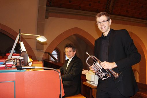 Trompeter Pavel Janecek  und Organist Hans-Peter Merz begeisterten das Publikum in St. Josef. Foto: Bender Foto: Schwarzwälder Bote