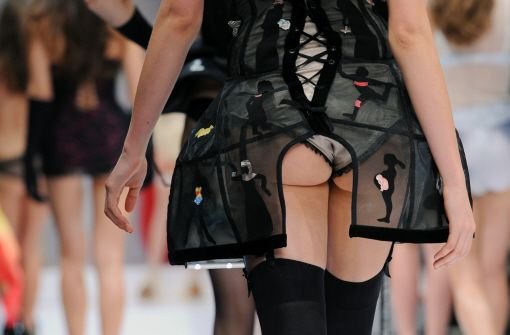 Ein Experte für wenig Stoff ist die Modefirma Triumph - und auf der Fashion Week in Berlin zeigt Triumph dann eben ... Foto: dpa-Zentralbild