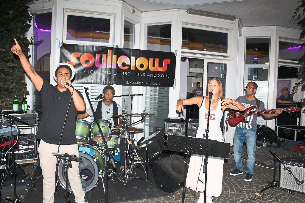 Die Gruppe Soulicious begeistert im Quellenhöfle ihre Zuhörer und lässt es bei der Musiknacht so richtig krachen.
