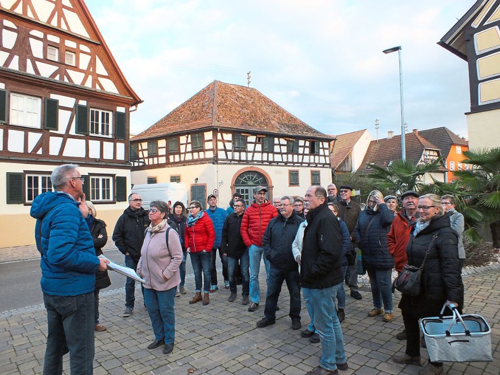 Rudi Rest (links) hatte den Vereinsvertretern bei einer Führung durch den alten Ortskern viel Wissenswertes über Grafenhausen zu berichten.